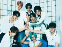 STRAY KIDS