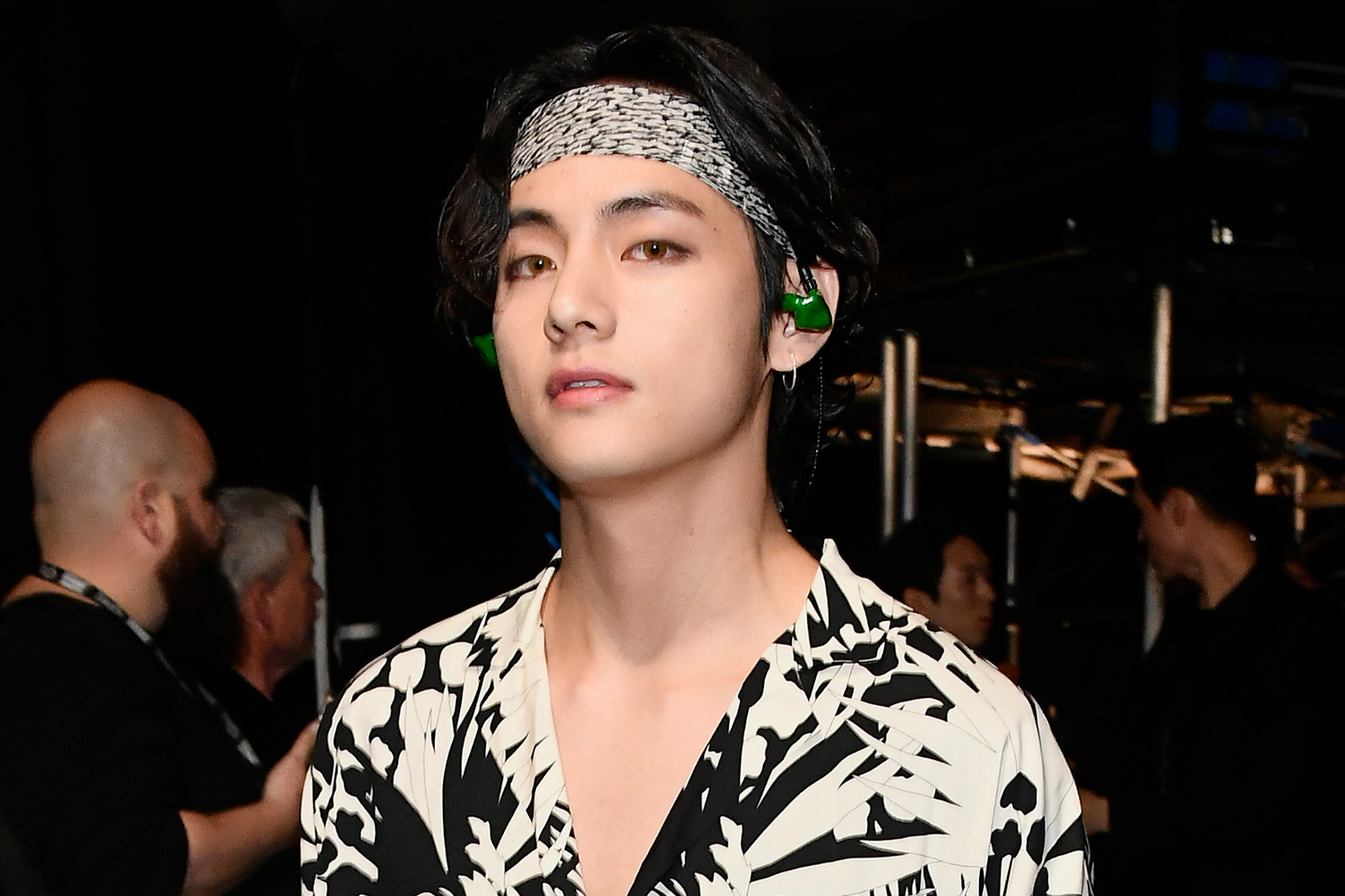 V